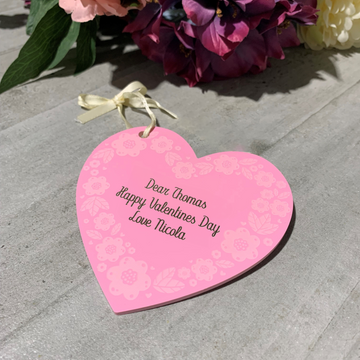 Personalised Acrylic Heart Gift Tag <p>With a pretty engraved flower pattern & gold vinyl personalisation!
