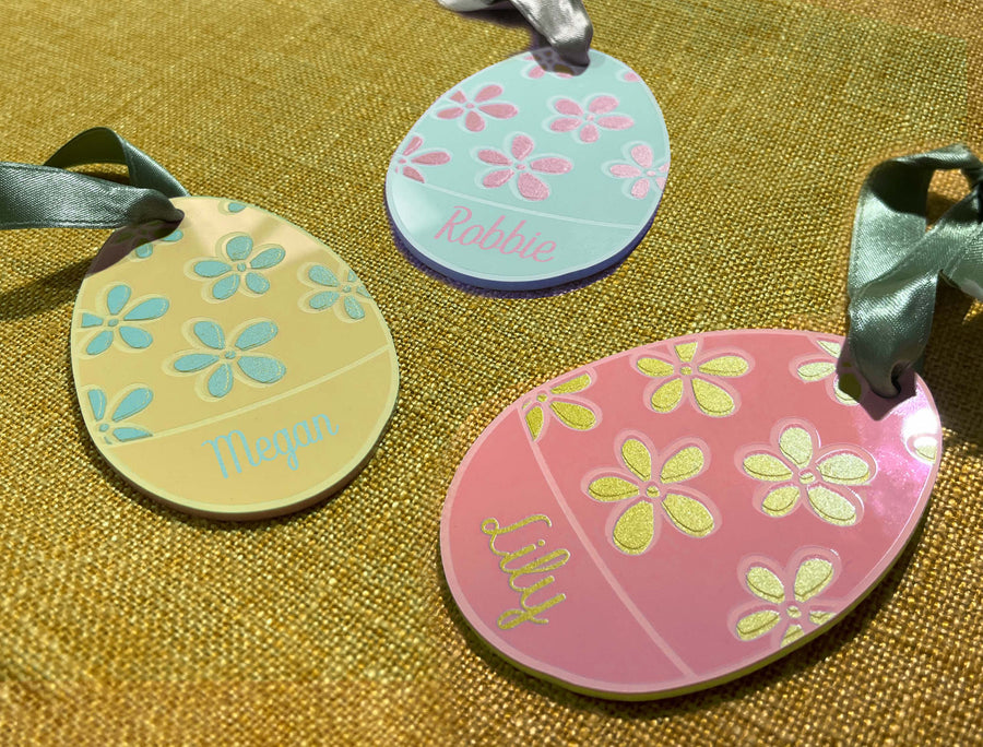 Personalised Acrylic Egg Gift Tag <p>With pretty engraved flowers & FREE personalisation!